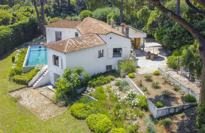 Buy a contemporary villa on the French Riviera