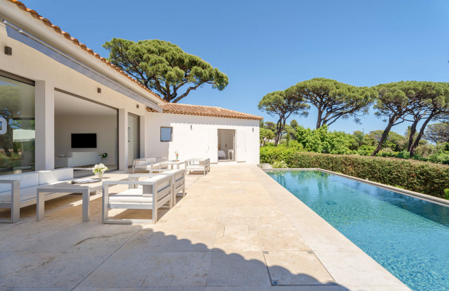 piscine-villa-luxe-eau-turquoise-mediterranee