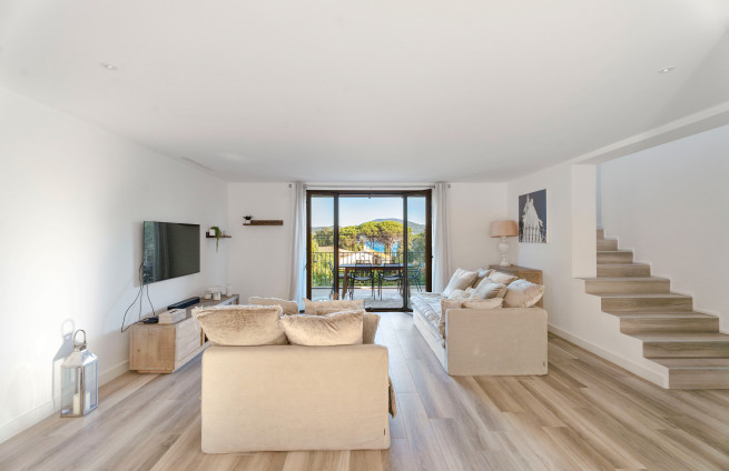 Lichte woonkamer met uitzicht op zee