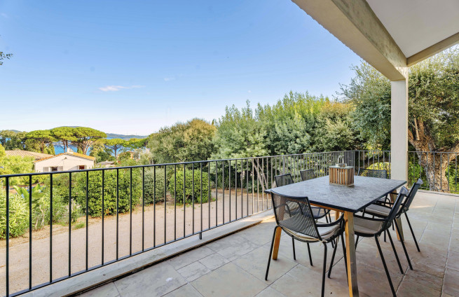 Terras met uitzicht op zee in Gassin