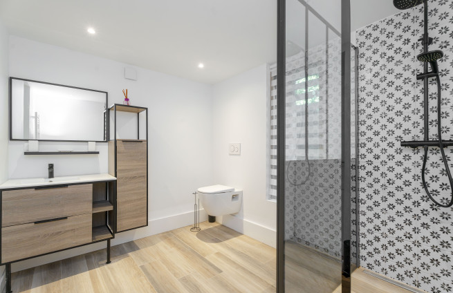 Gassin Sea View Shower Room