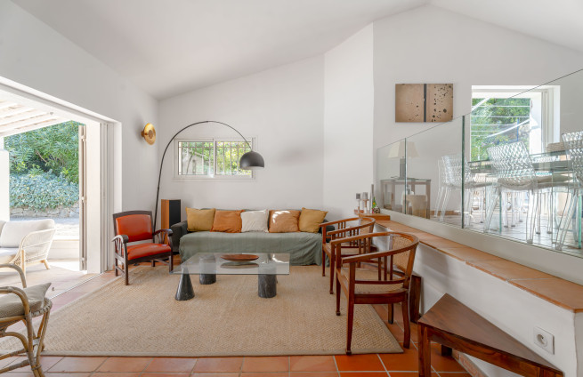 Lichte woonkamer met uitzicht op de tuin - villa aan de Franse Rivièra