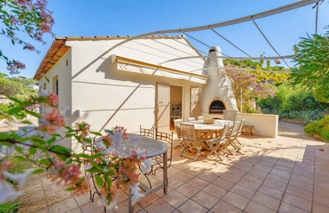 terras-barbecue-avond-zomer-villa-provence