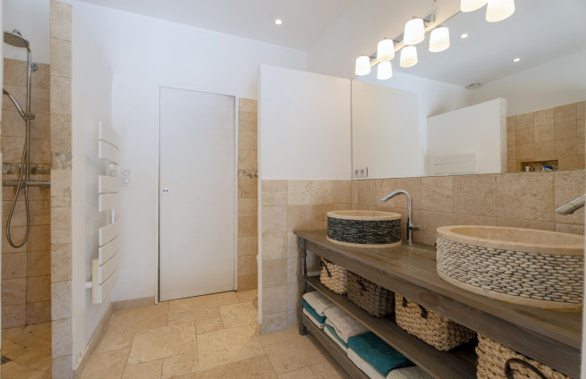 Verlichte douche met een serene villa-sfeer.