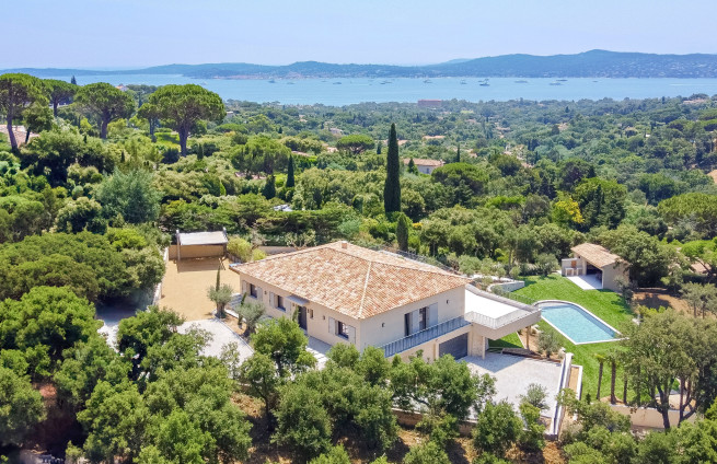 villa-contemporaine-piscine-chauffee-beauvallon-bartole