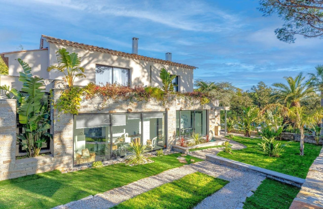 maison-contemporaine-proche-plages-beauvallon