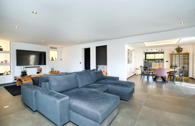 salon-sejour-avec-terrasse-pergola-vue-jardin