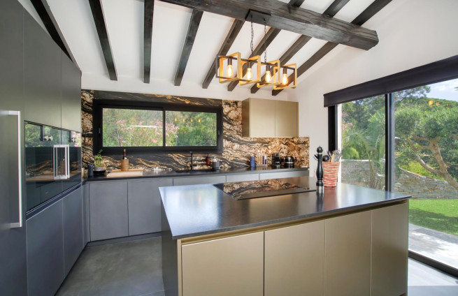 cuisine-americaine-gaggenau-salle-a-manger-lumineuse