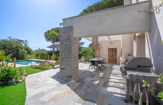 piscine-a-debordement-jardin-mediterranéen-grimaud