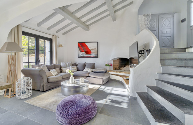 Salon-cheminée-vue-mer-Issambres