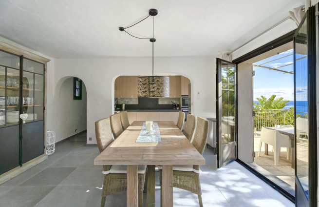 Salle-à-manger-lumineuse-vue-mer-panoramique