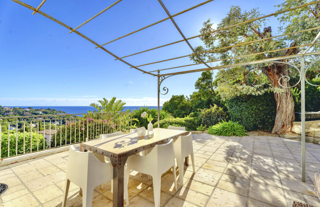 Terrasse-été-villa-sud-vue-mer-Méditerranée