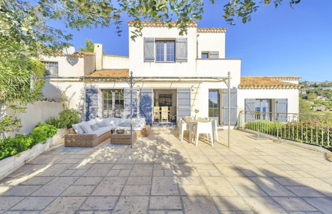 Terrasse-privée-vue-panoramique-Côte-d-Azur