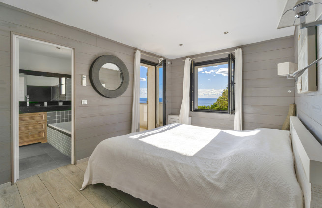 Suite-parentale-terrasse-privée-vue-mer-les-issambres