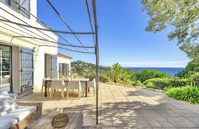 grande-Terrasse-vue-mer-villa-les-issambres