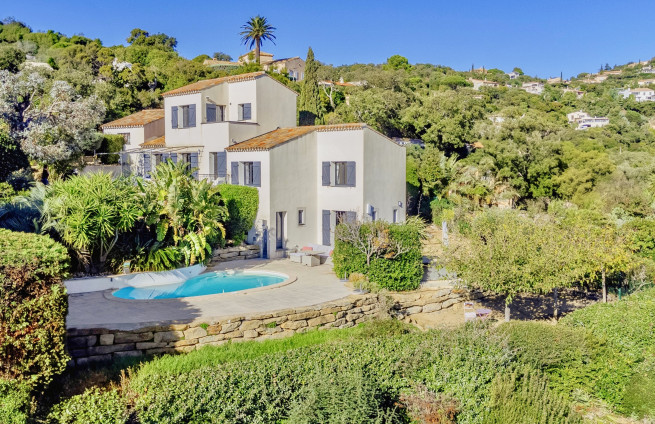 Villa-vue-mer-rénovée-Côte-d-Azur-les-issambres