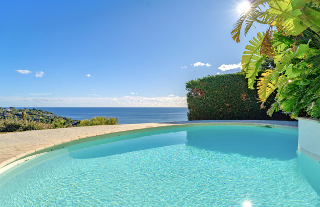 Piscine-à-débordement-chauffée-vue-mer