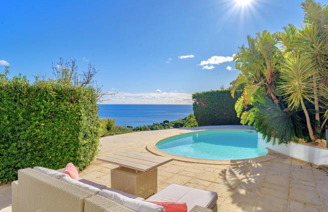 Terrasse-accès-piscine-chauffée-Issambres