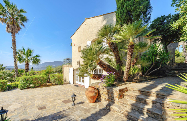 Sea view villa close to la Croix-Valmer center & beaches