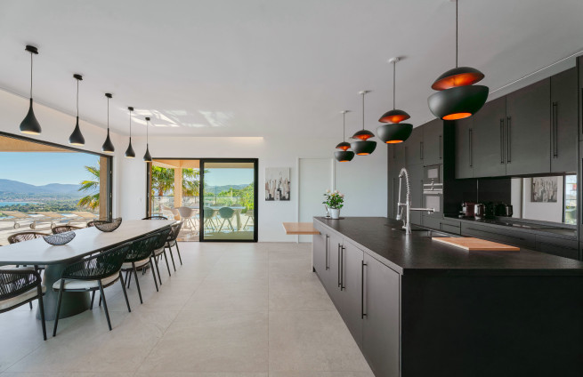 Villa neuve avec vue mer panoramique à vendre à Beauvallon