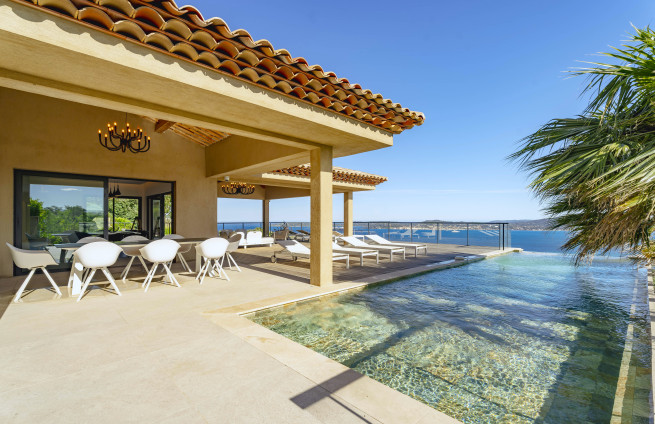 Villa neuve avec vue mer panoramique à vendre à Beauvallon