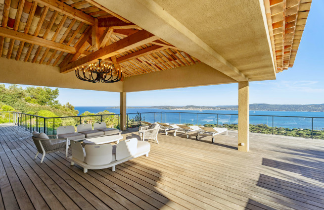 Villa neuve avec vue mer panoramique à vendre à Beauvallon