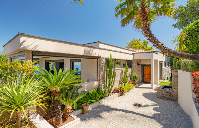 Moderne villa met panoramisch zeezicht te koop in Gassin
