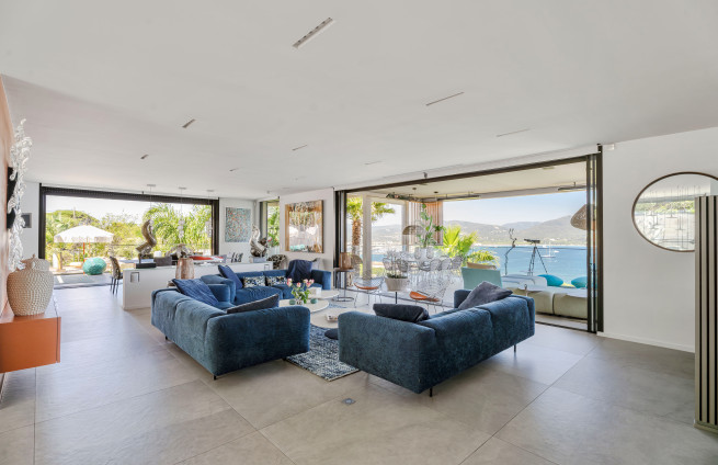 Moderne villa met panoramisch zeezicht te koop in Gassin