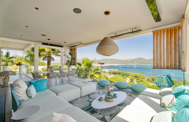 Modern villa with panoramic sea view for sale close to Saint-Tropez