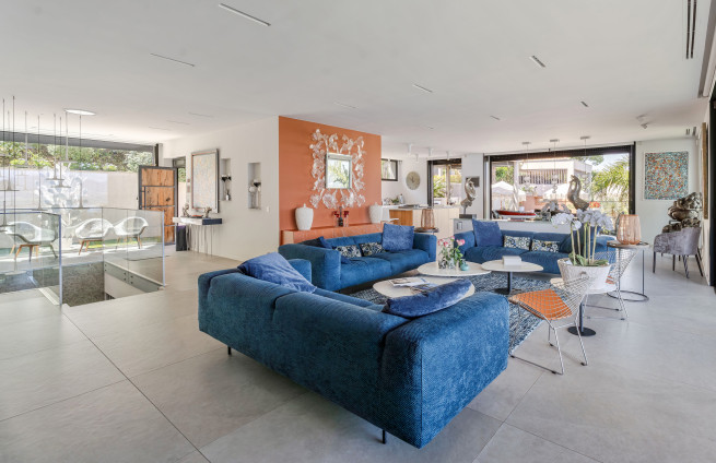 Modern villa with panoramic sea view for sale close to Saint-Tropez