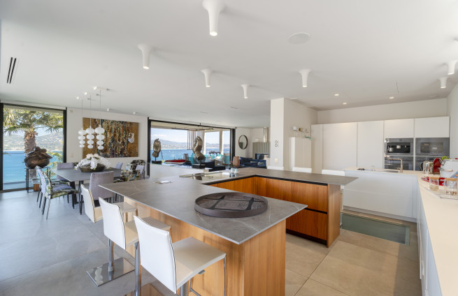 Modern villa with panoramic sea view for sale close to Saint-Tropez