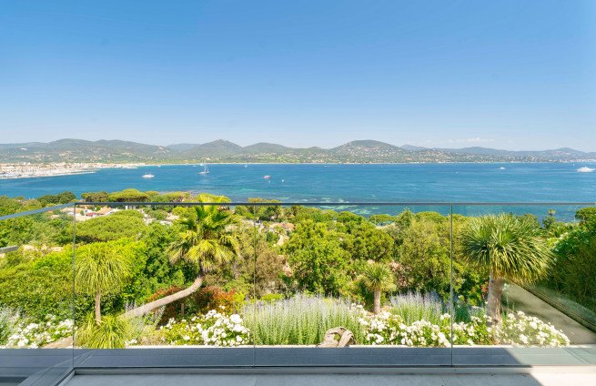 Modern villa with panoramic sea view for sale close to Saint-Tropez