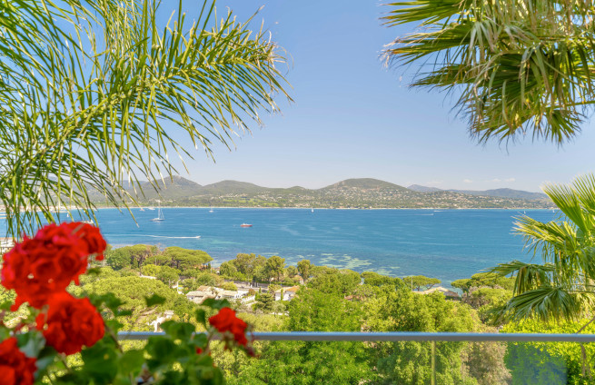 Modern villa with panoramic sea view for sale close to Saint-Tropez