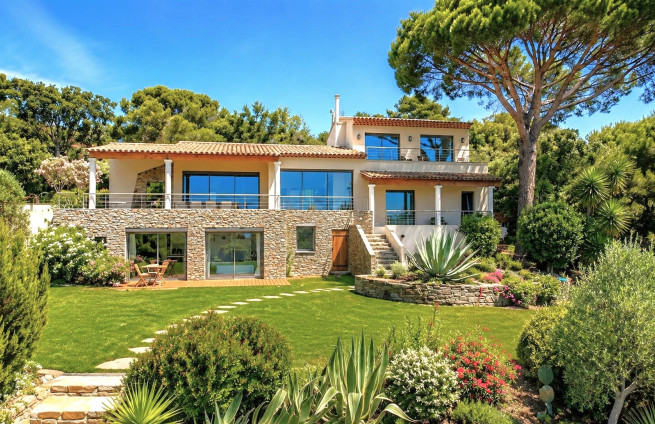 villa-contemporaine-a-vendre-proche-village-la-croix-valmer