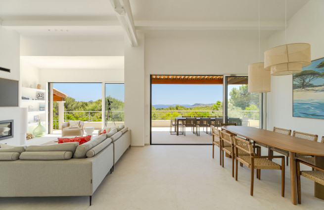 vue-mer-salon-salle-a-manger-villa-proche-plage-la-croix-valmer