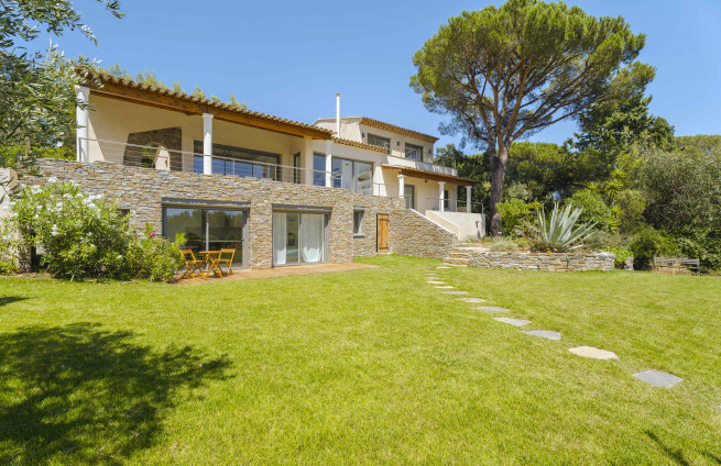 facade-villa-vue-mer-vente-la-croix-valmer