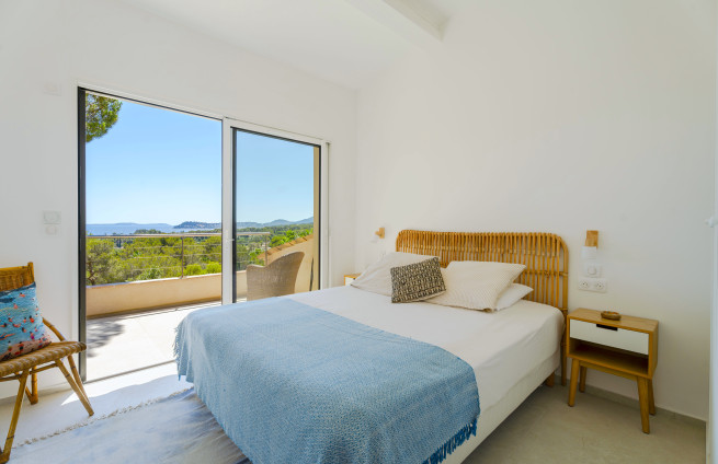 chambre-étage-terrasse-villa-vue-mer-croix-valmer