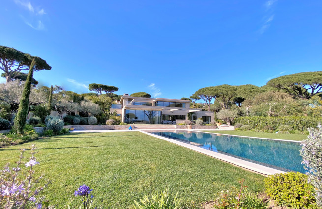 Contemporary villa for sale in Beauvallon