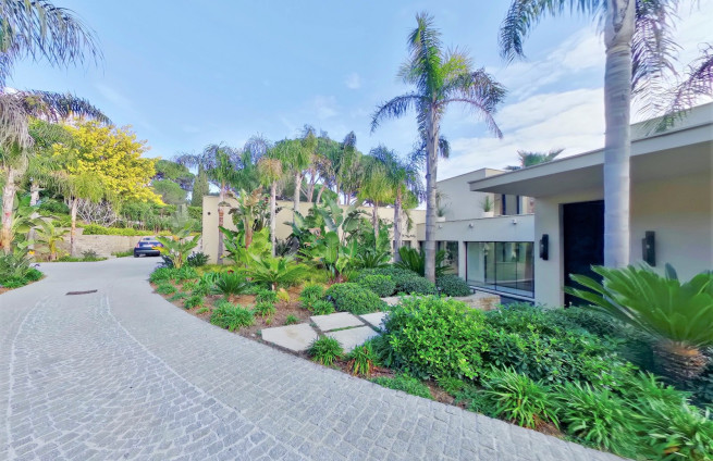 Paved walkway, fountain, reception, Villa Beauvallon