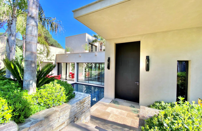 Landscaped patio with rare vegetation - villa Beauvallon