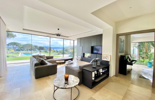 Salon-séjour-cheminée-lumineux-vue-mer-villa-beauvallon