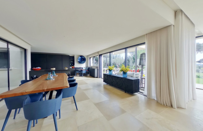 Open woonkamer en keuken in een prestigieuze villa in Grimaud