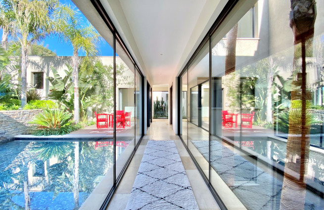 Patio-fountain-refined-entrance-villa-grimaud