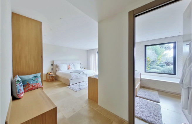 Hoofdslaapkamer met kingsize bed en marmeren badkamer - Beauvallon