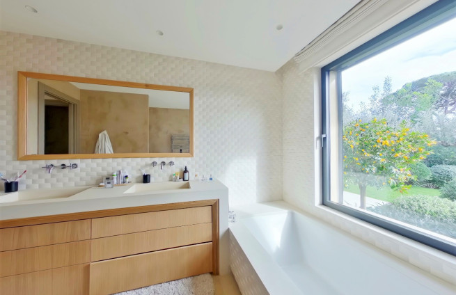 Bathroom suite with walk-in shower and bathtub at Villa Beauvallon