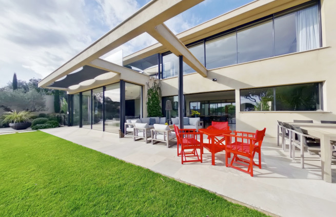 terrace views of a contemporary villa in Beauvallon - luxury real estate