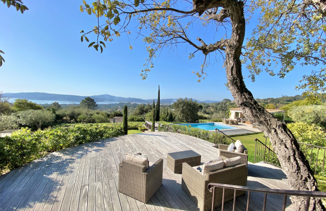 terrasse-couverte-repas-vue-mer-bartole