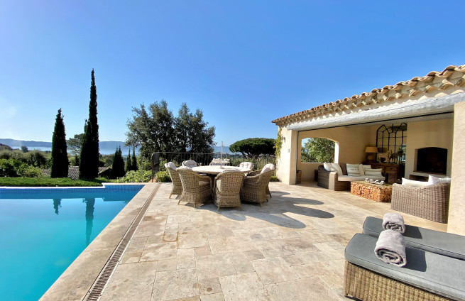 pool-house-cuisine-été-villa-grimaud.