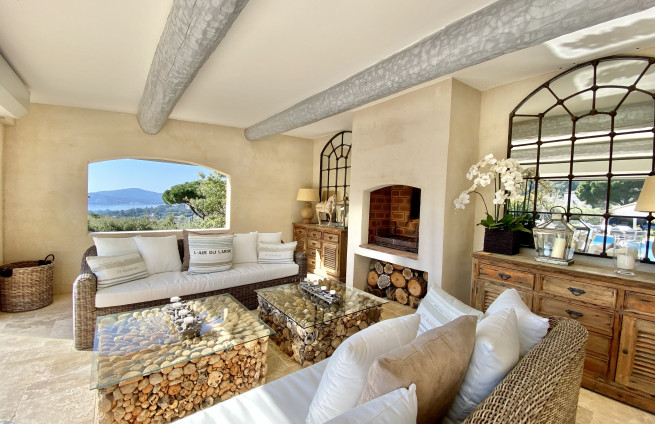 Overdekt terras voor maaltijden met uitzicht op zee - Villa Beauvallon