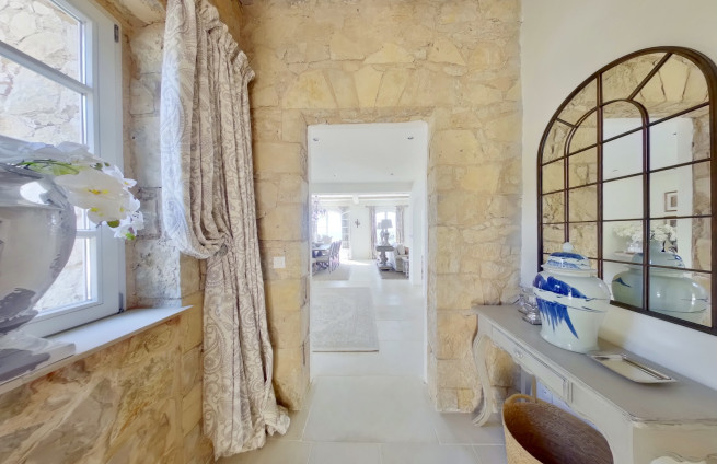 entrance-villa-guest-toilet-beauvallon